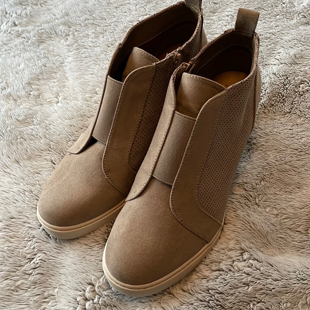 Wedge sneakers